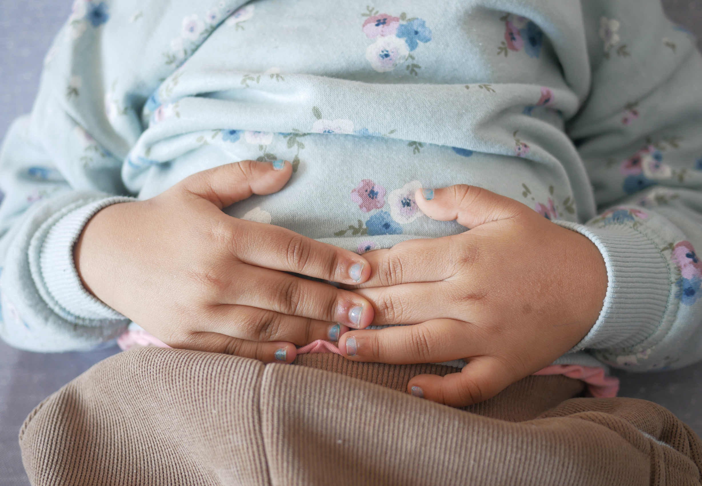 Pourquoi mon enfant a-t-il souvent mal au ventre ?